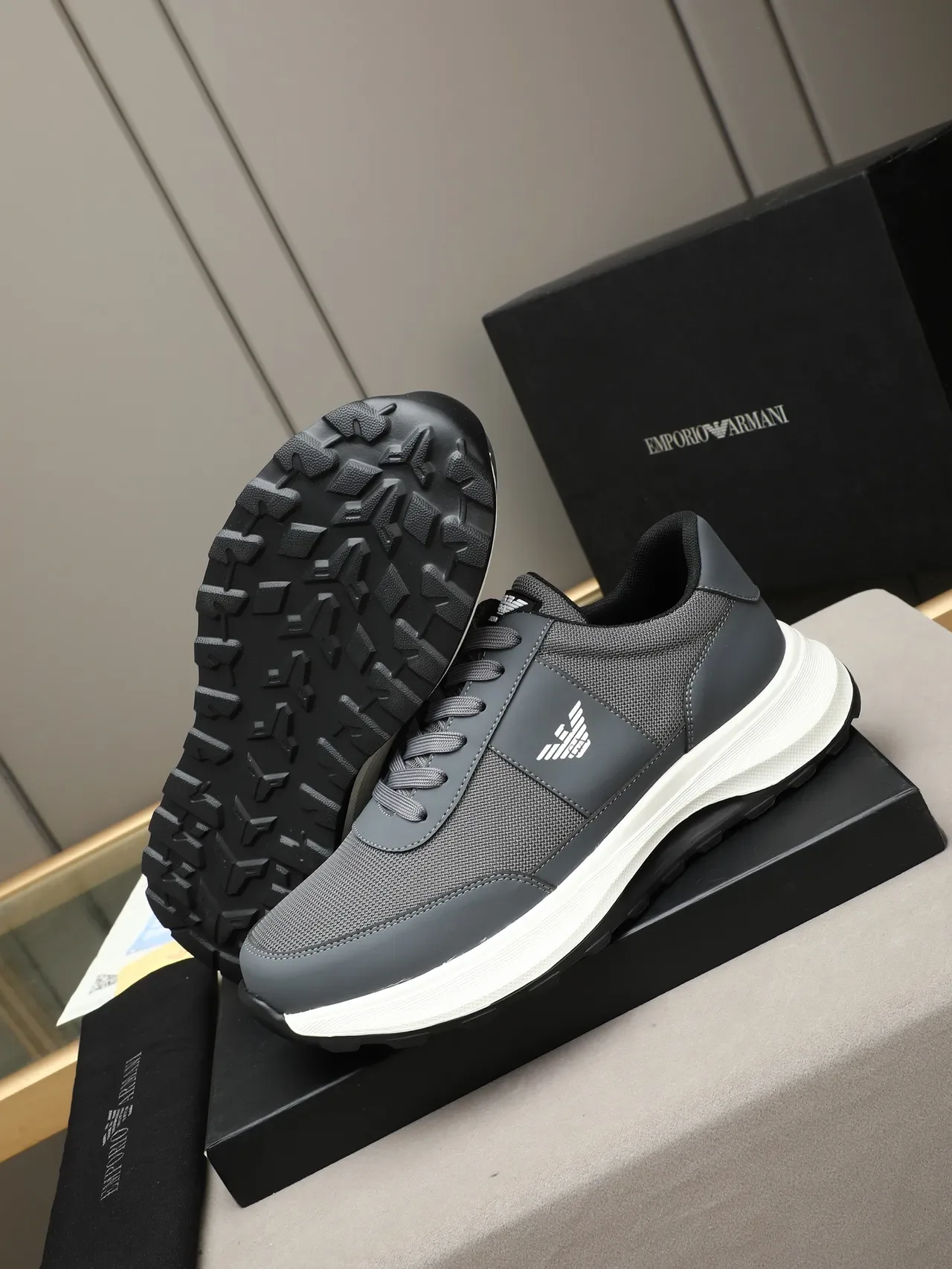 Emporio Armani 灰色网面合成材质老鹰标志生活方式运动鞋 5