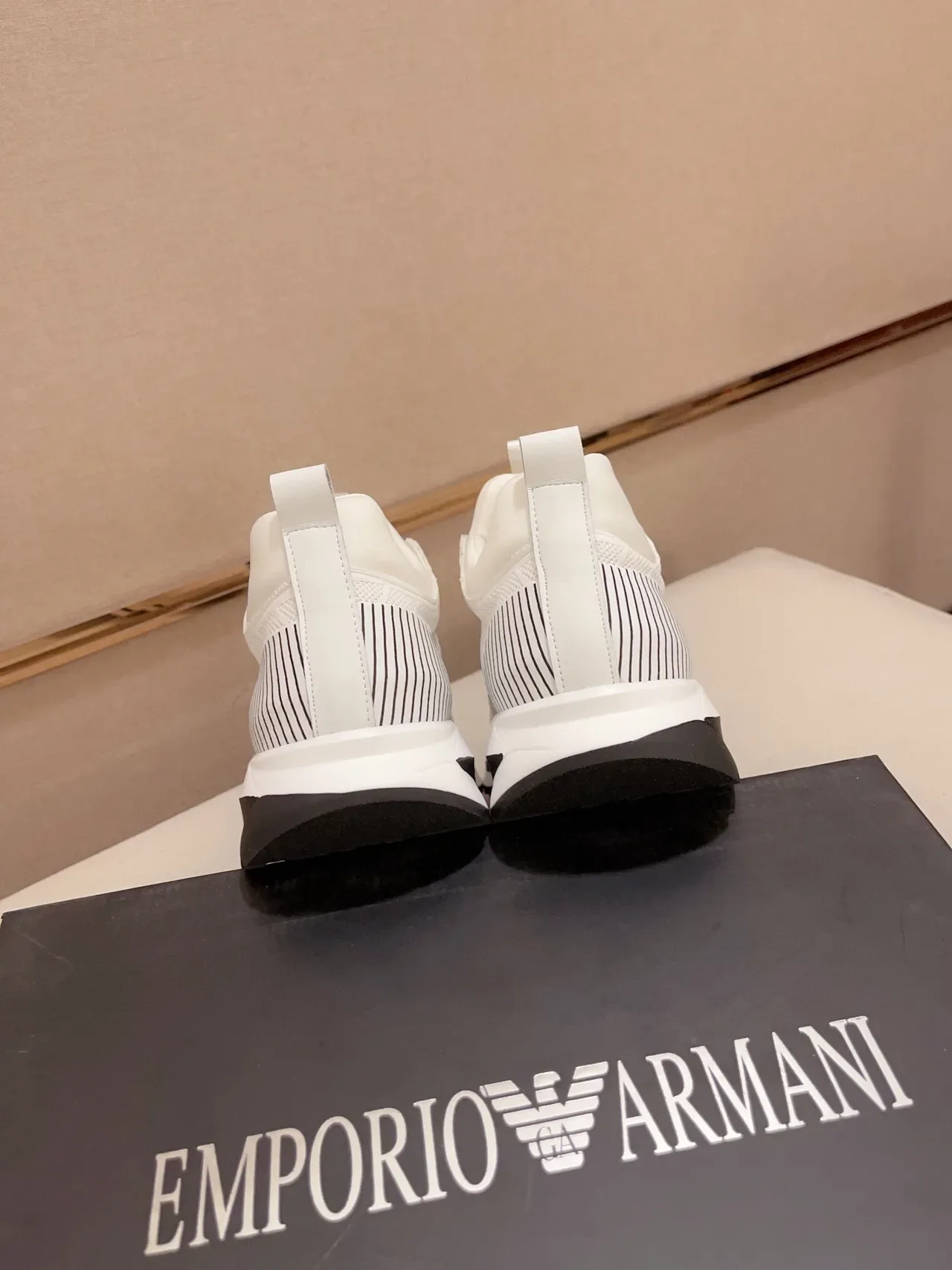 Emporio Armani Tênis Lifestyle Branco e Preto com Logo de Águia 3