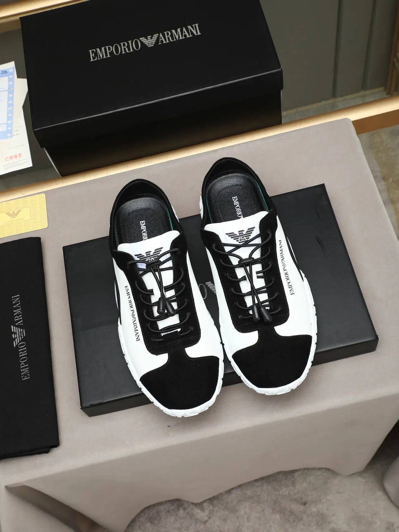 Emporio Armani Sneakers Lifestyle en Daim Blanc et Noir 2