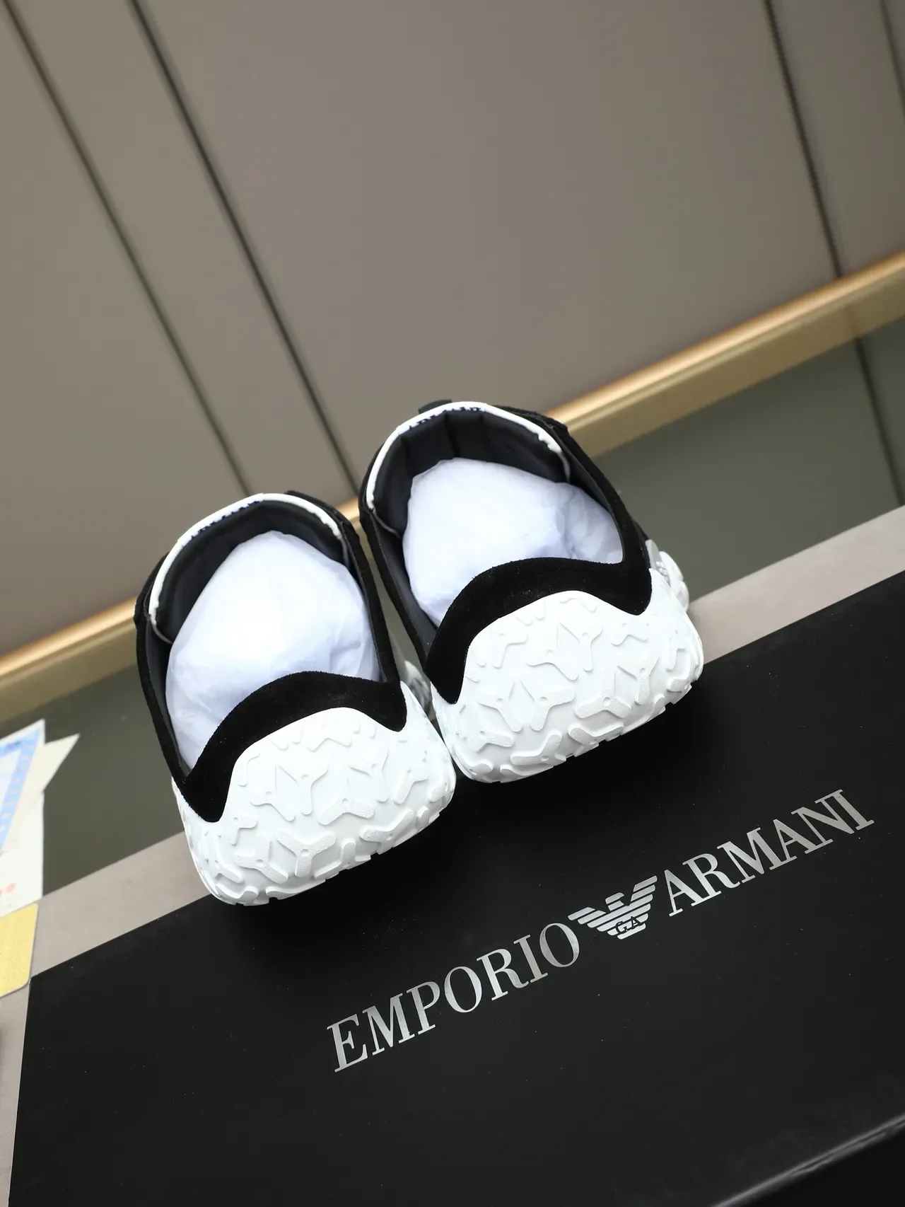 Emporio Armani Sneakers Lifestyle en Daim Blanc et Noir 3