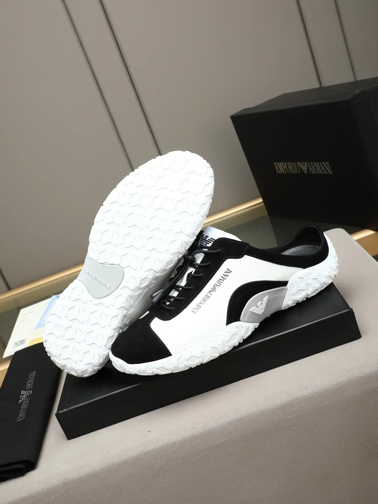 Emporio Armani Sneakers Lifestyle en Daim Blanc et Noir 4