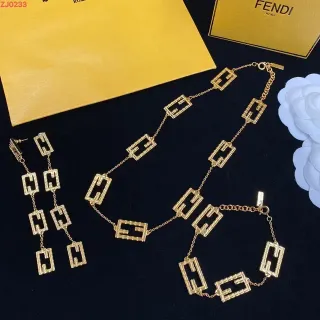 Fendi FF بامبو ذهبي شعار لينكس قلادة