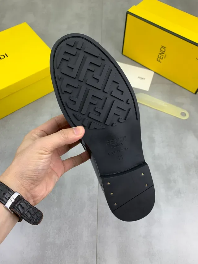 芬迪 FF Buckle 酒红色鳄鱼压纹漆皮乐福鞋 2