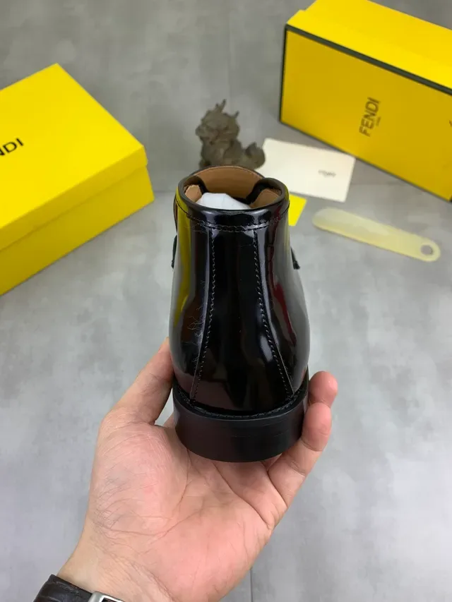 芬迪 FF Buckle 酒红色鳄鱼压纹漆皮乐福鞋 3