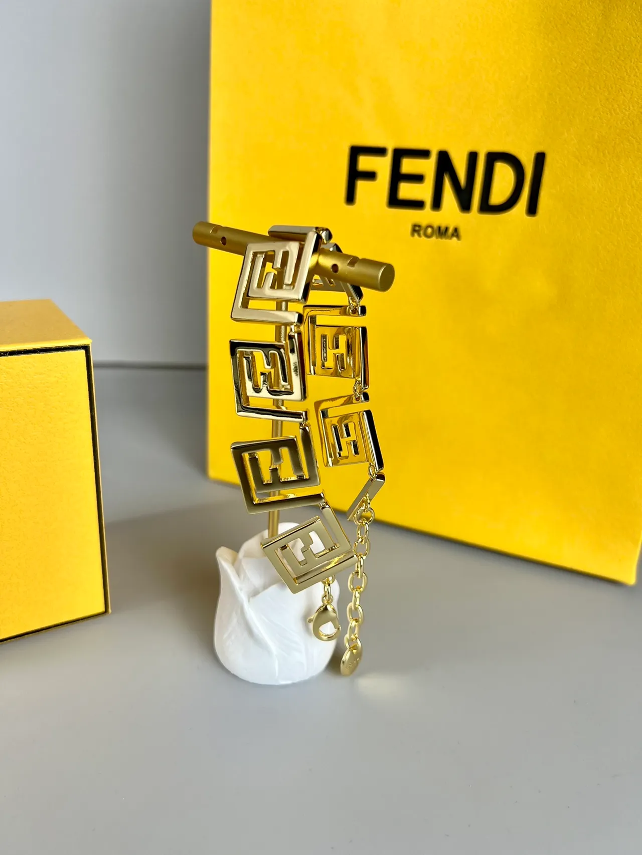 Fendi FF Logo Gold-Tone سوارة هندسية رابط 2