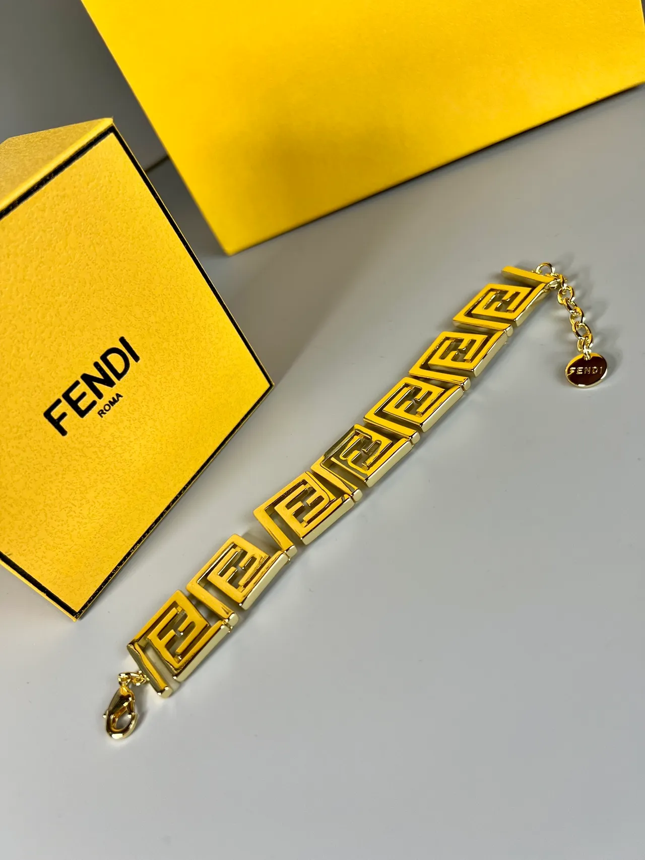 Fendi FF Logo Gold-Tone سوارة هندسية رابط 3