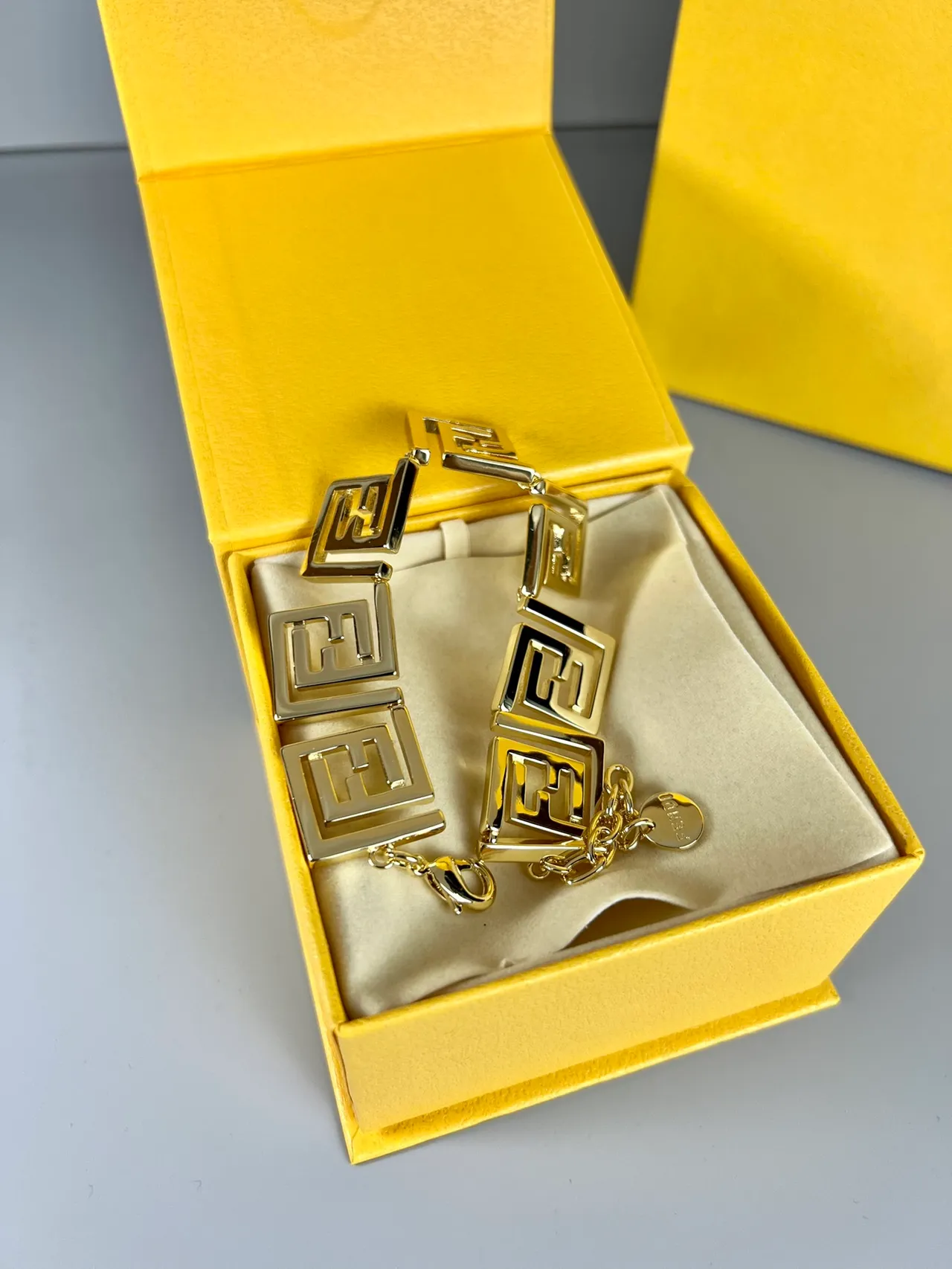Fendi FF Logo Gold-Tone سوارة هندسية رابط 4