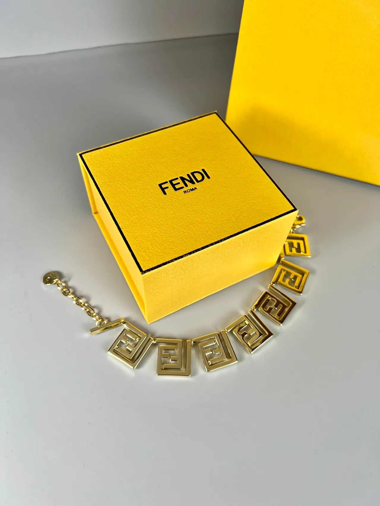 Fendi FF Logo Gold-Tone سوارة هندسية رابط 5