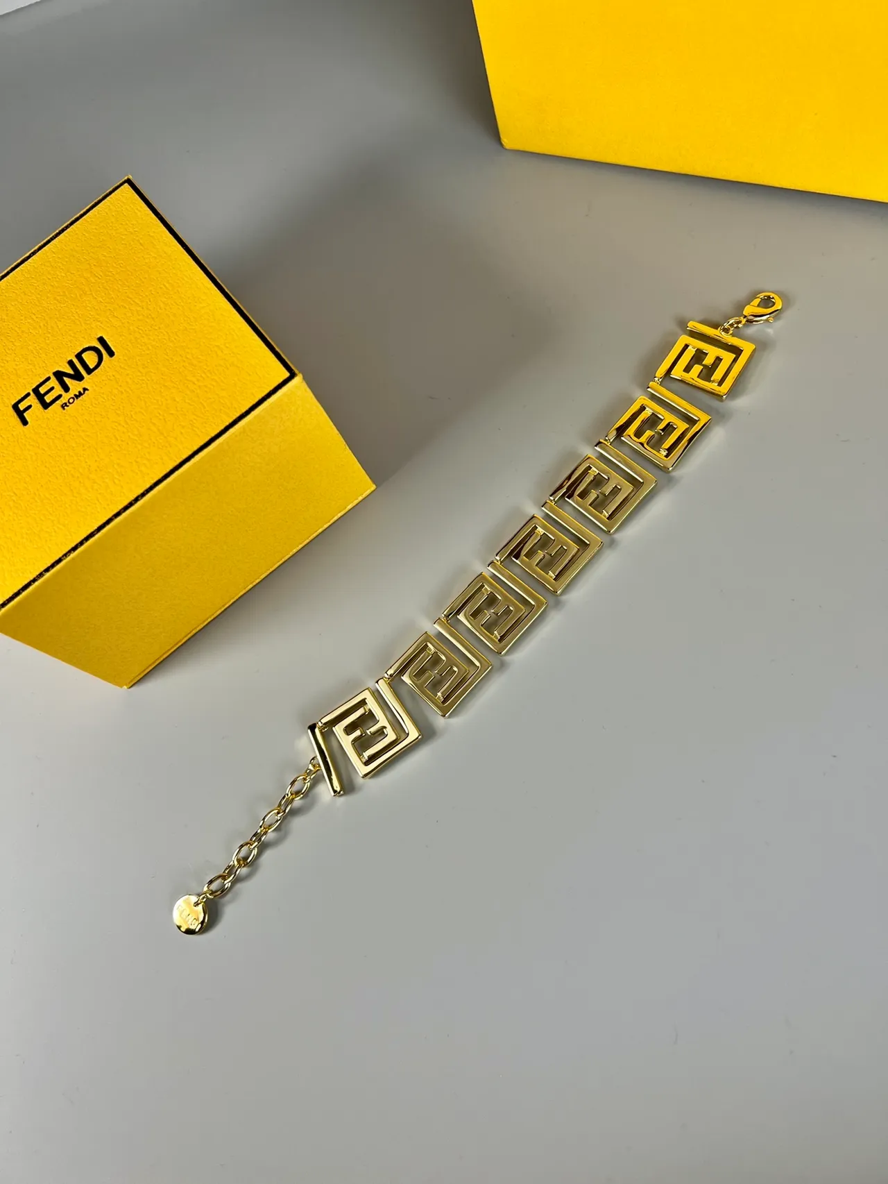 Fendi FF Logo Gold-Tone سوارة هندسية رابط 6