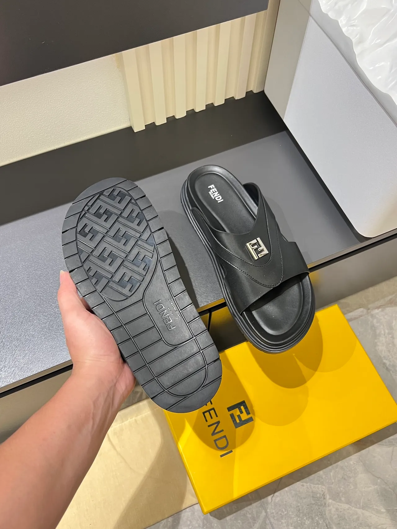 Fendi FF Slide 米色和黑色平台拖鞋 2