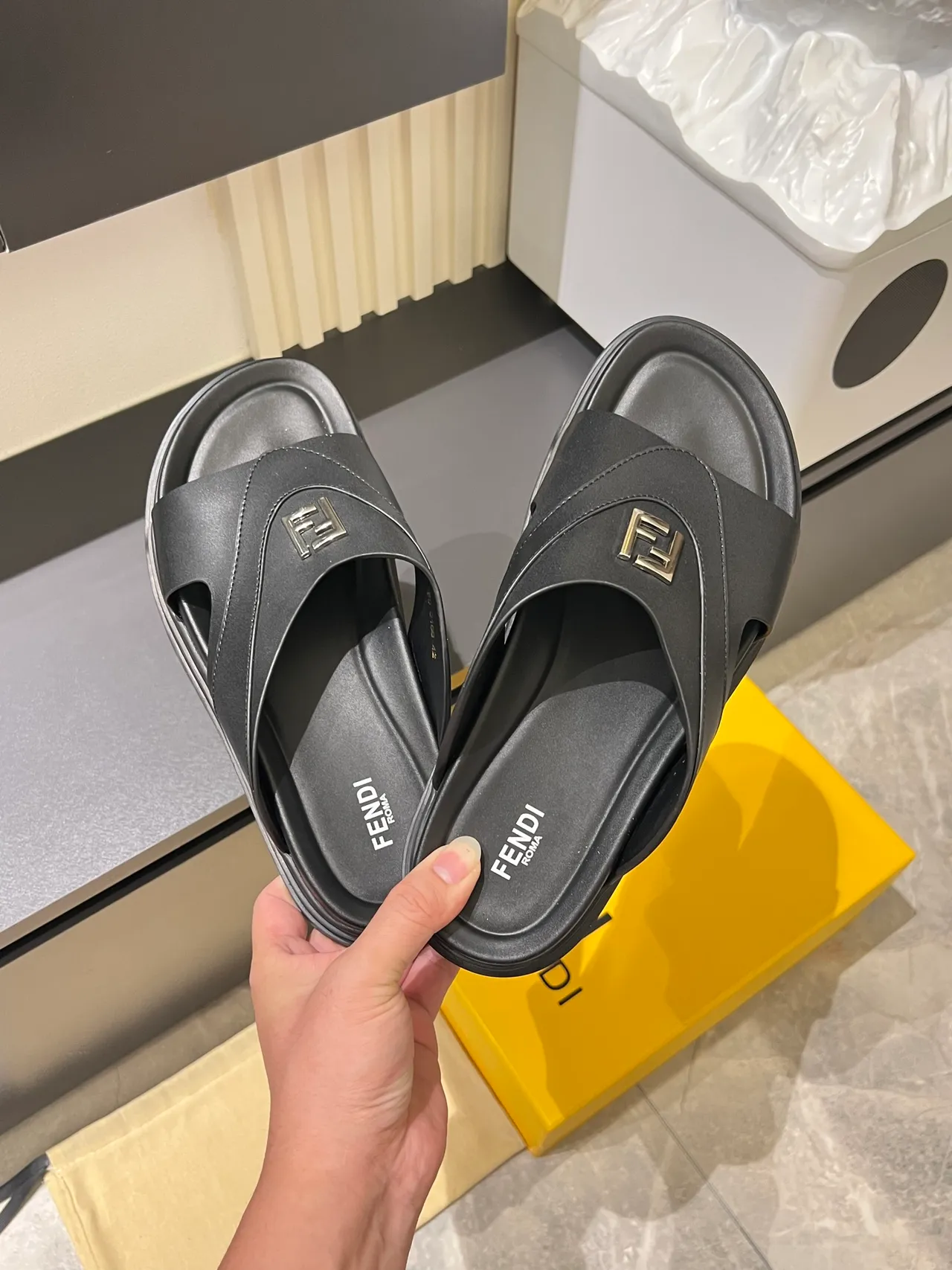 Fendi FF Slide 米色和黑色平台拖鞋 3