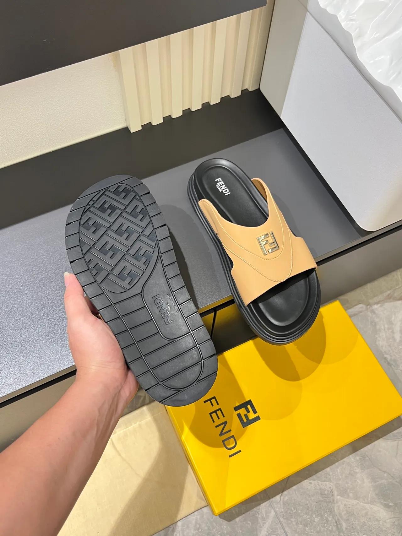 Fendi FF Slide 米色和黑色平台拖鞋 4