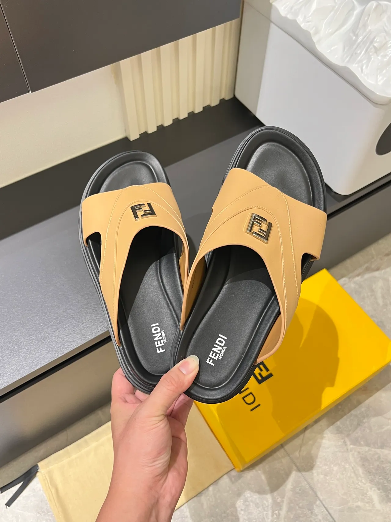 Fendi FF Slide 米色和黑色平台拖鞋 5