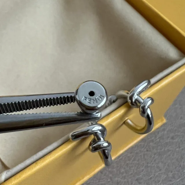 Fendi Nó Prata Amarelo Brincos de aro 2