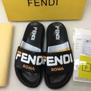 Fendi Logotype Slide Noir Blanc Sangle Typographie Bold Sandales