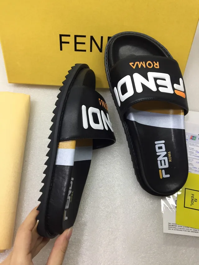 Fendi लॉगो स्लाइड काला सफेद पट्टा बोल्ड टाइपोग्राफी स्लिपर्स 2