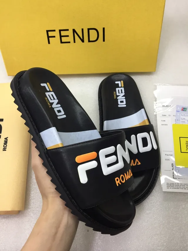Fendi लॉगो स्लाइड काला सफेद पट्टा बोल्ड टाइपोग्राफी स्लिपर्स 4