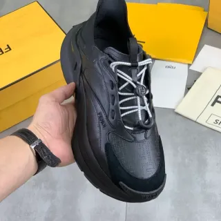 Fendi Runner أحذية رياضية سميكة سوداء من جلد منثور وسويد