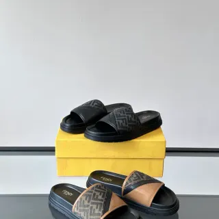 Fendi Slide Correa Monograma Preto e Tan Chinelo