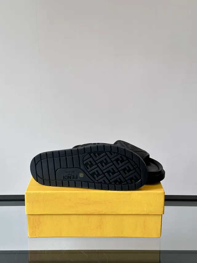 Fendi Sandale Sangle Monogramme Noir et Tan 2
