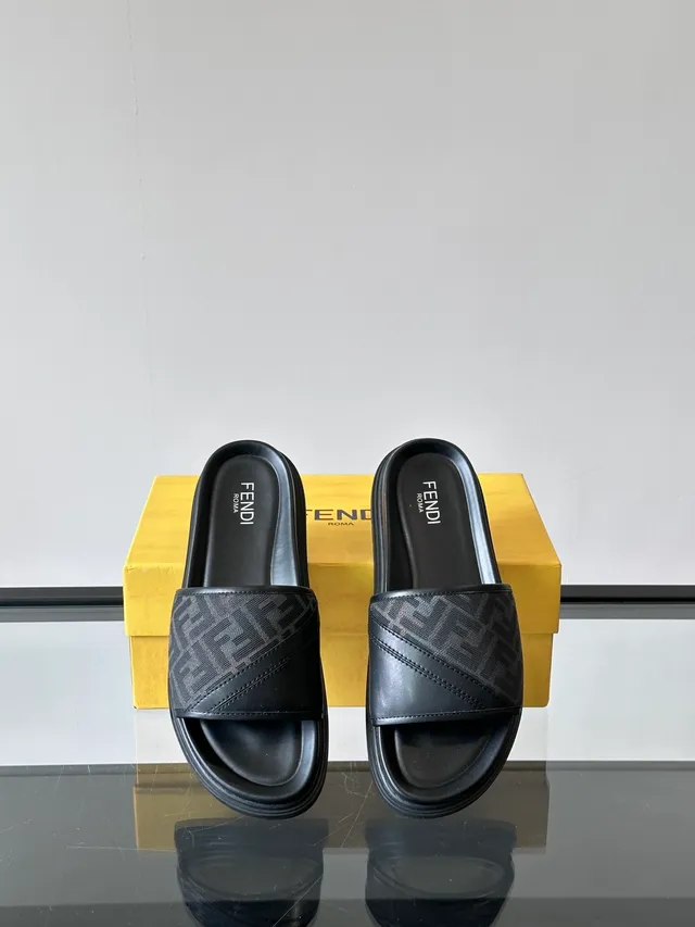 Fendi Sandale Sangle Monogramme Noir et Tan 3
