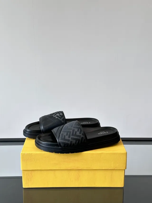 Fendi Sandale Sangle Monogramme Noir et Tan 4