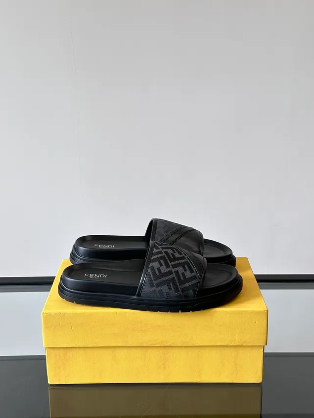 Fendi Sandale Sangle Monogramme Noir et Tan 5