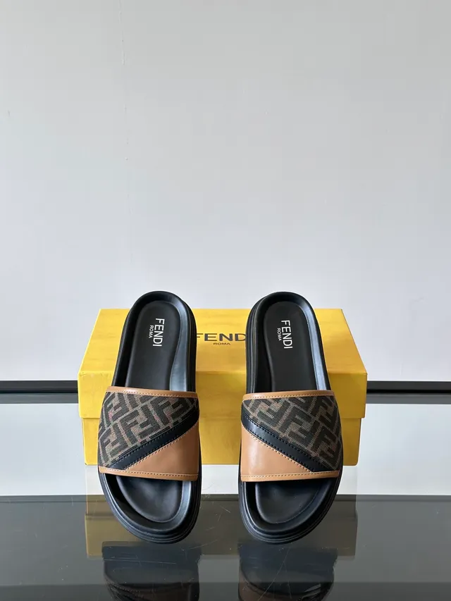 Fendi Sandale Sangle Monogramme Noir et Tan 6