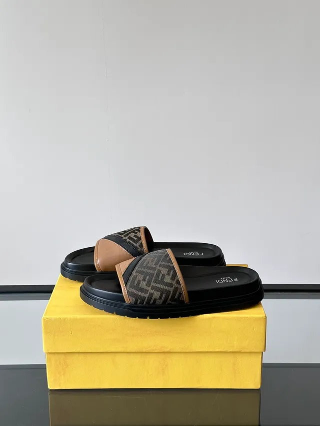 Fendi Sandale Sangle Monogramme Noir et Tan 7