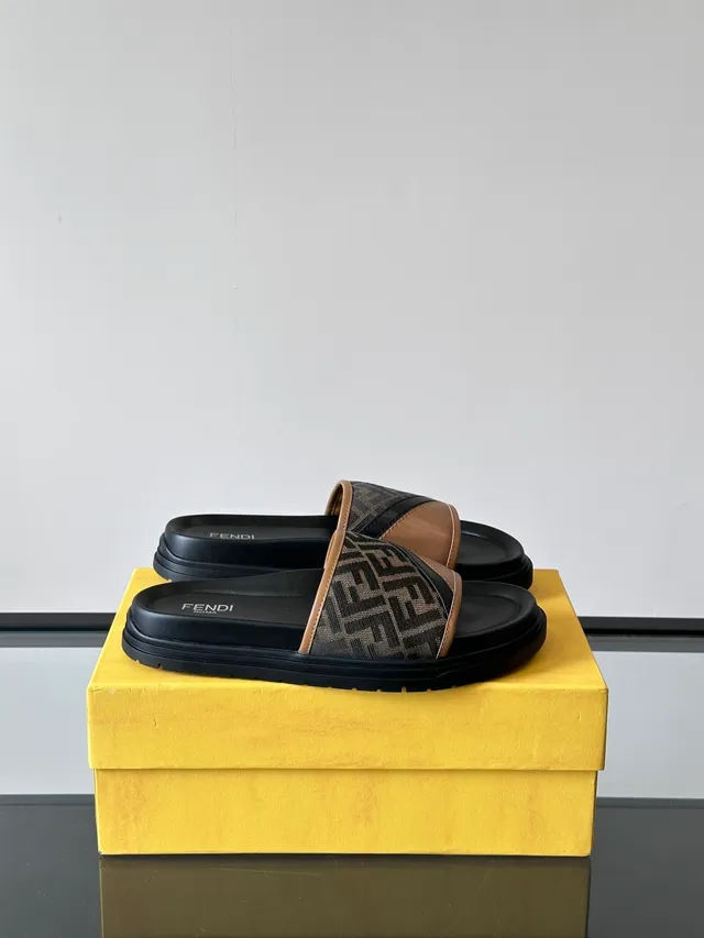 Fendi Sandale Sangle Monogramme Noir et Tan 8