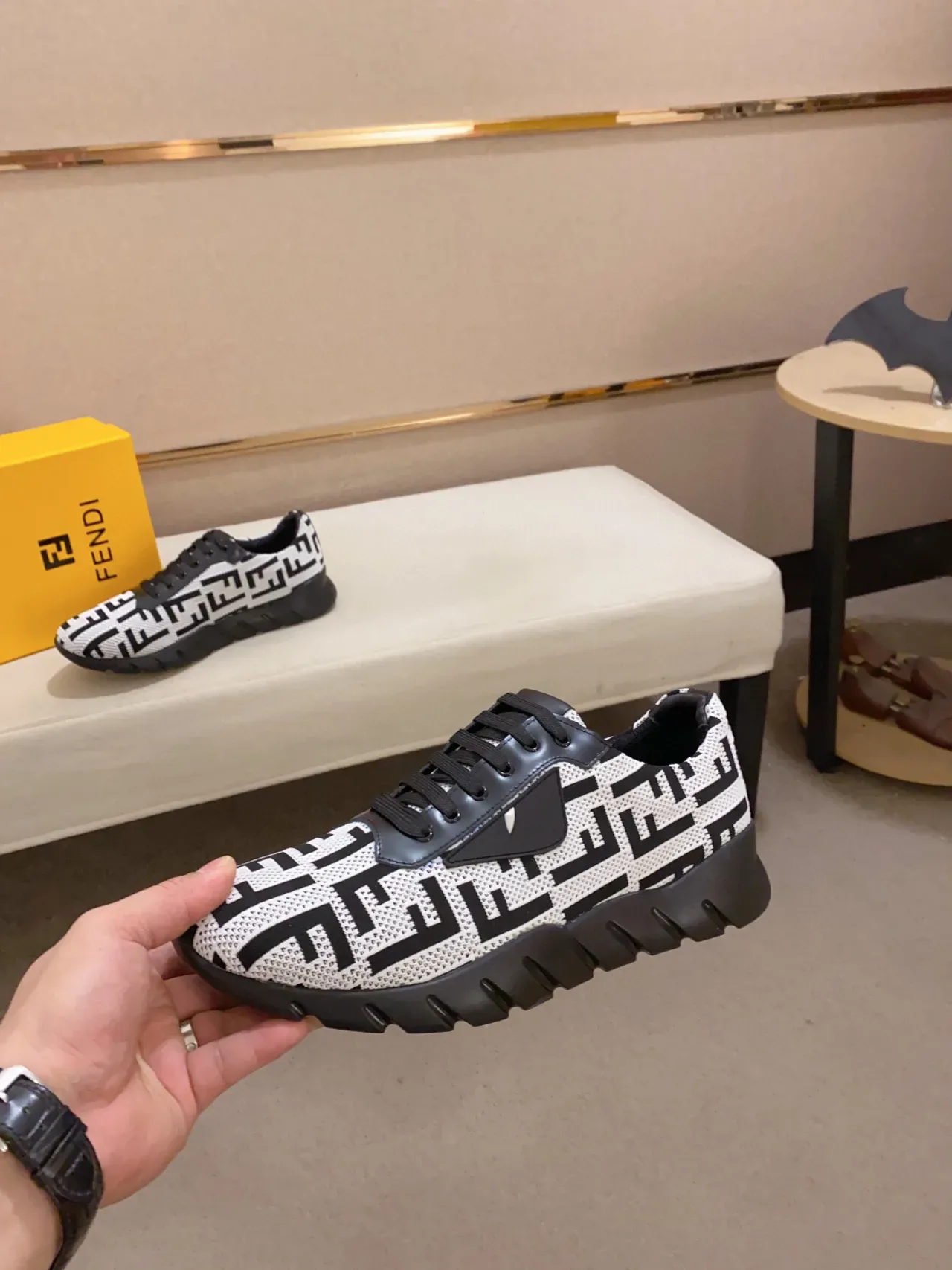 Fendi أبيض أسود مونوغرام كيت أب سكالبتد سول تشونكي سنيكرز 2