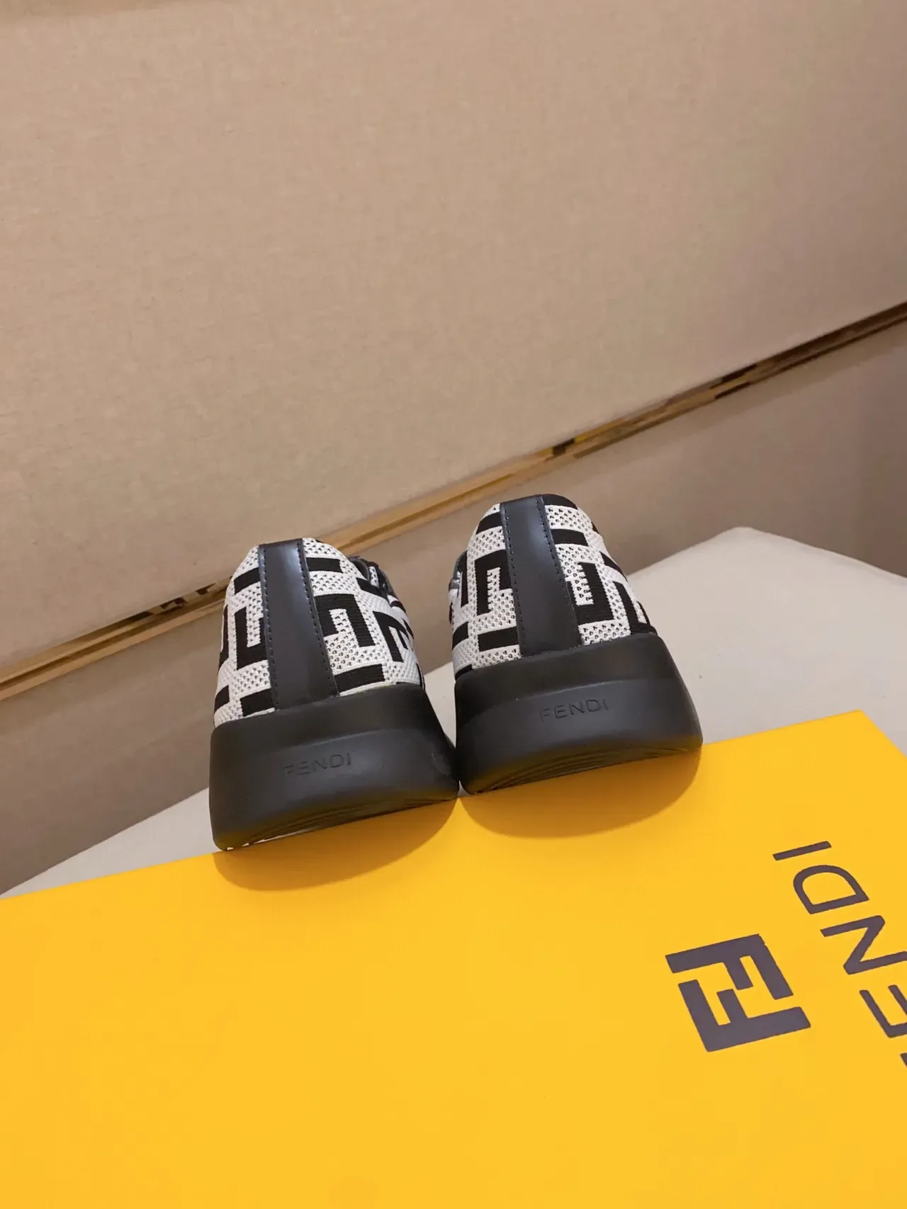 Fendi أبيض أسود مونوغرام كيت أب سكالبتد سول تشونكي سنيكرز 4