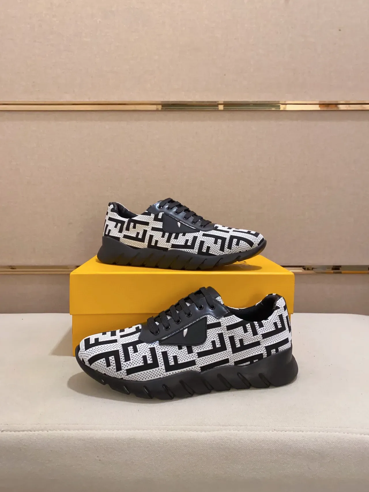 Fendi أبيض أسود مونوغرام كيت أب سكالبتد سول تشونكي سنيكرز 5