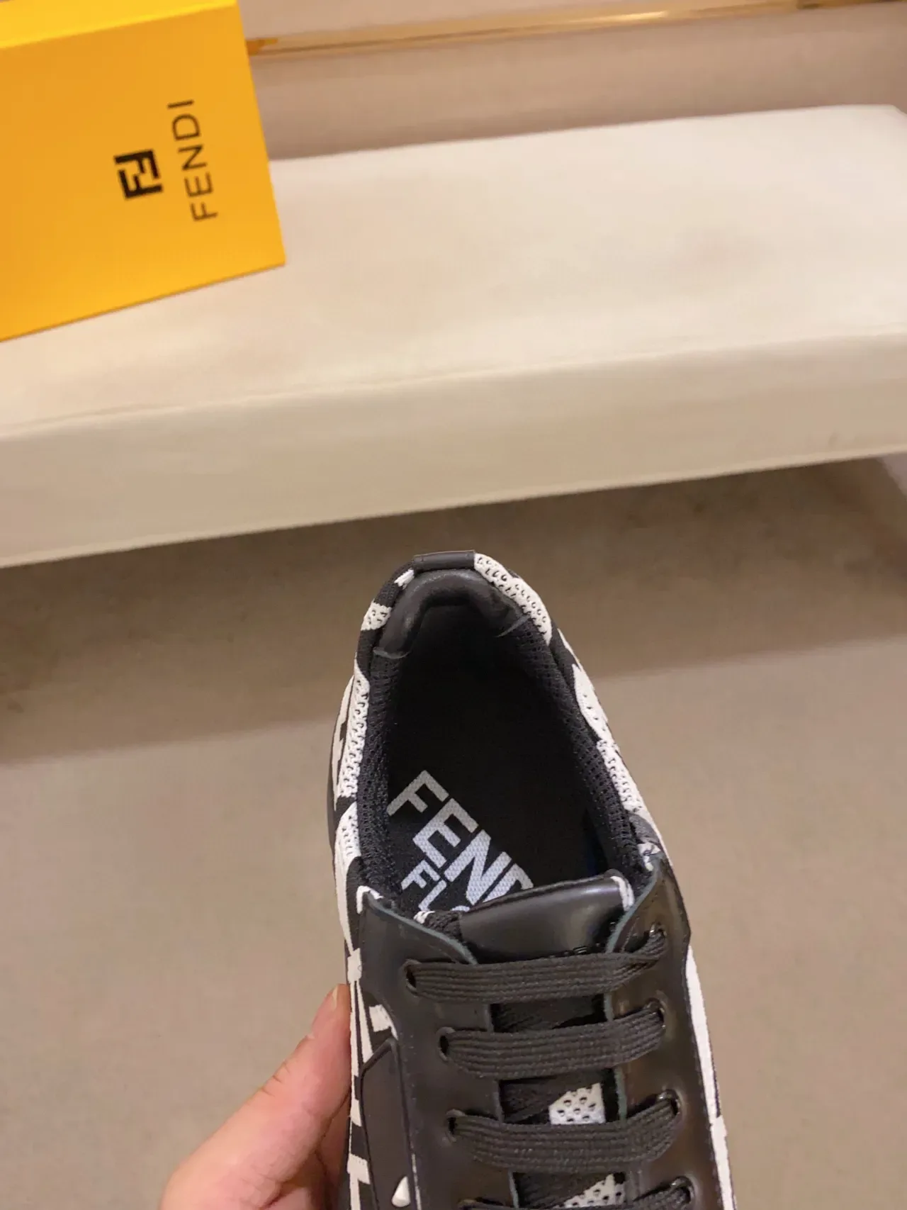 Fendi أبيض أسود مونوغرام كيت أب سكالبتد سول تشونكي سنيكرز 6