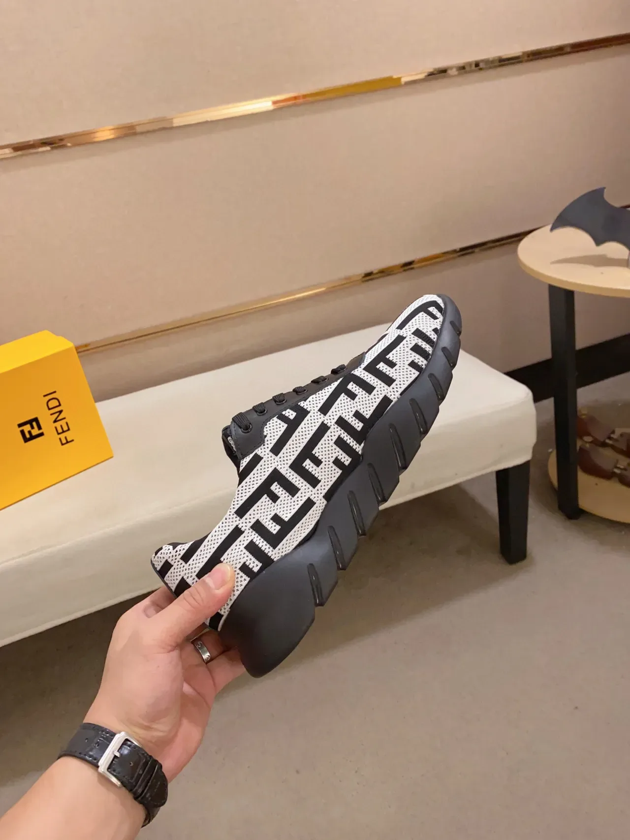 Fendi أبيض أسود مونوغرام كيت أب سكالبتد سول تشونكي سنيكرز 7