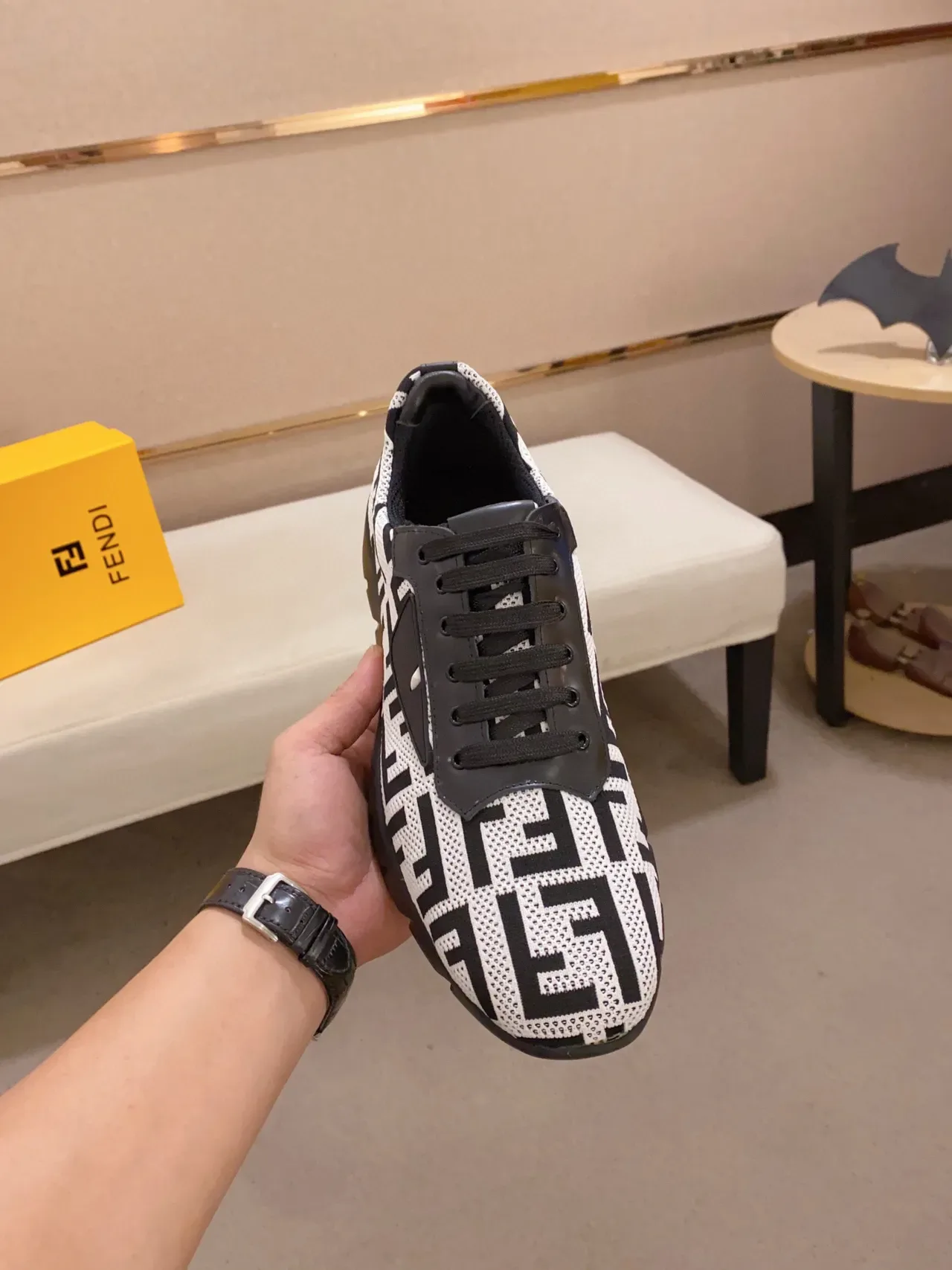 Fendi أبيض أسود مونوغرام كيت أب سكالبتد سول تشونكي سنيكرز 8