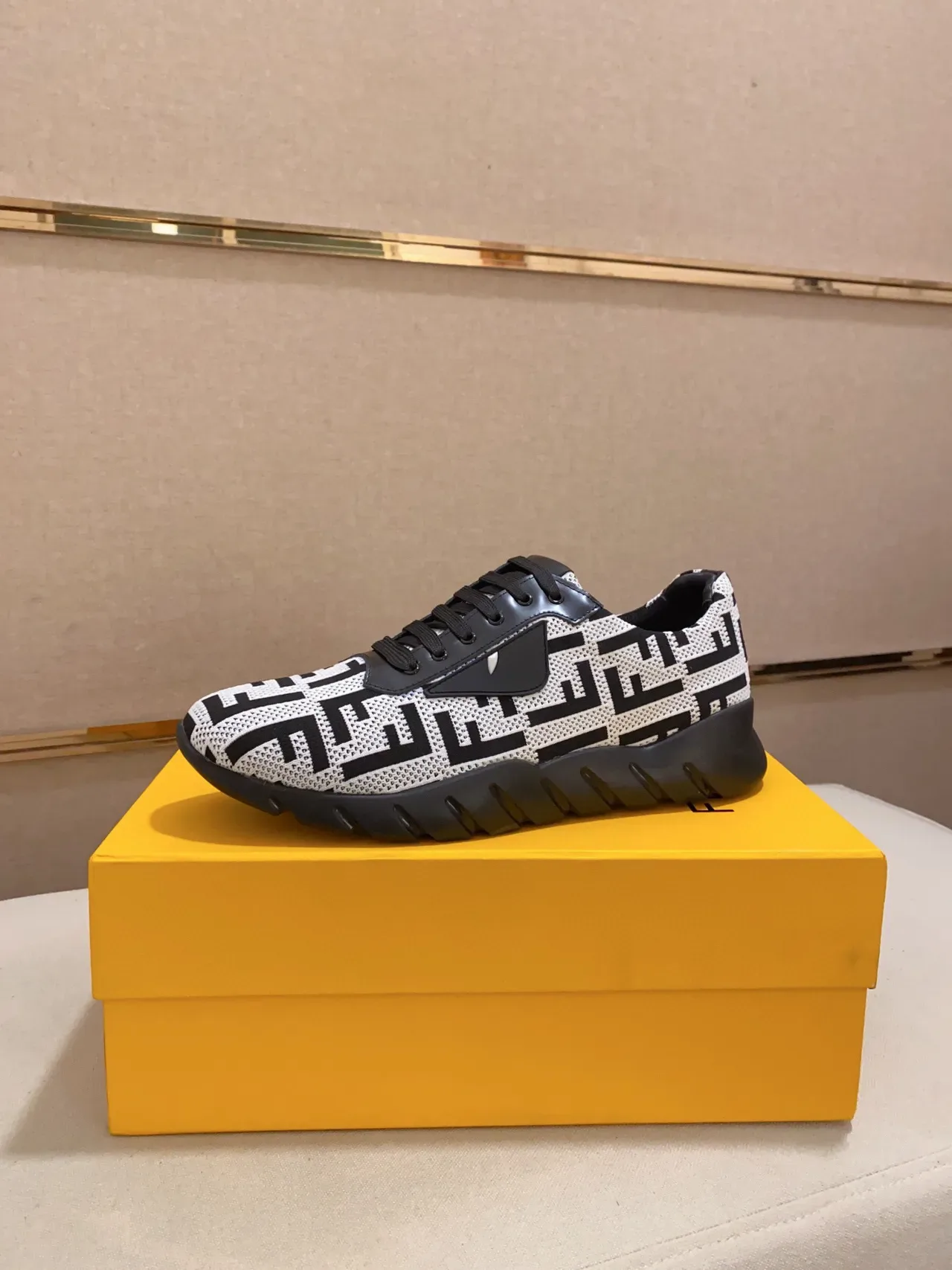 Fendi أبيض أسود مونوغرام كيت أب سكالبتد سول تشونكي سنيكرز 9