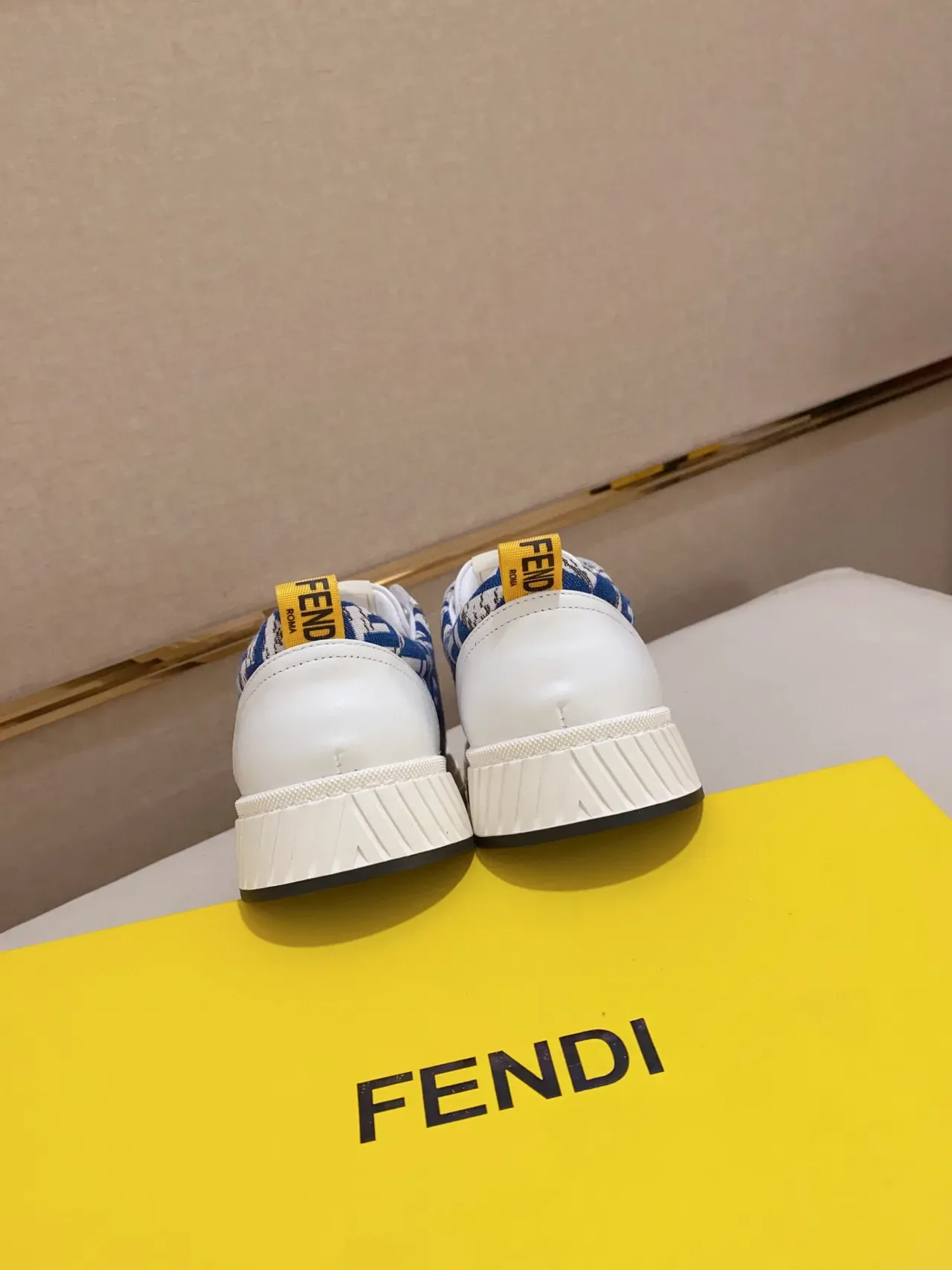 Fendi 白色蓝色低帮平台鞋底生活方式运动鞋 3