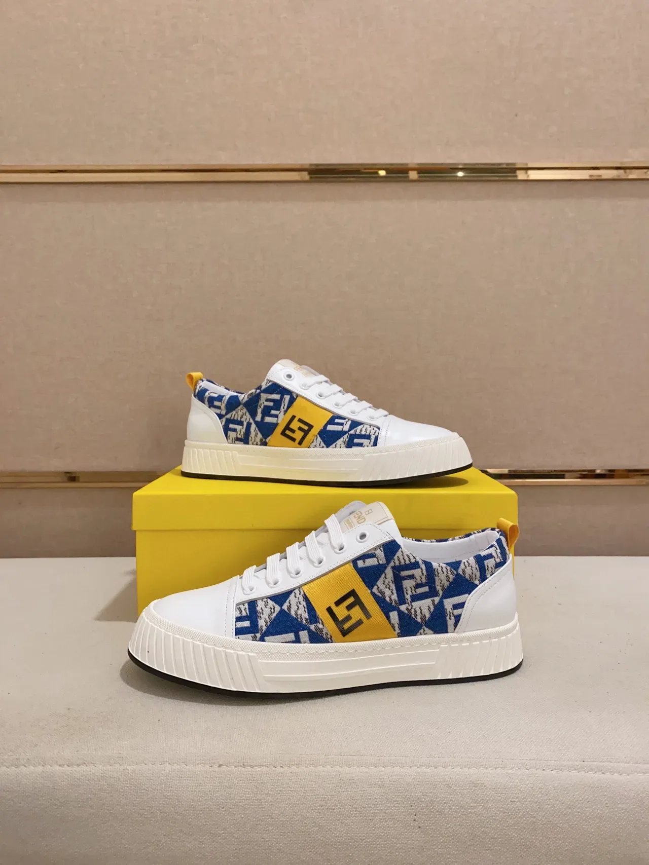 Fendi 白色蓝色低帮平台鞋底生活方式运动鞋 4