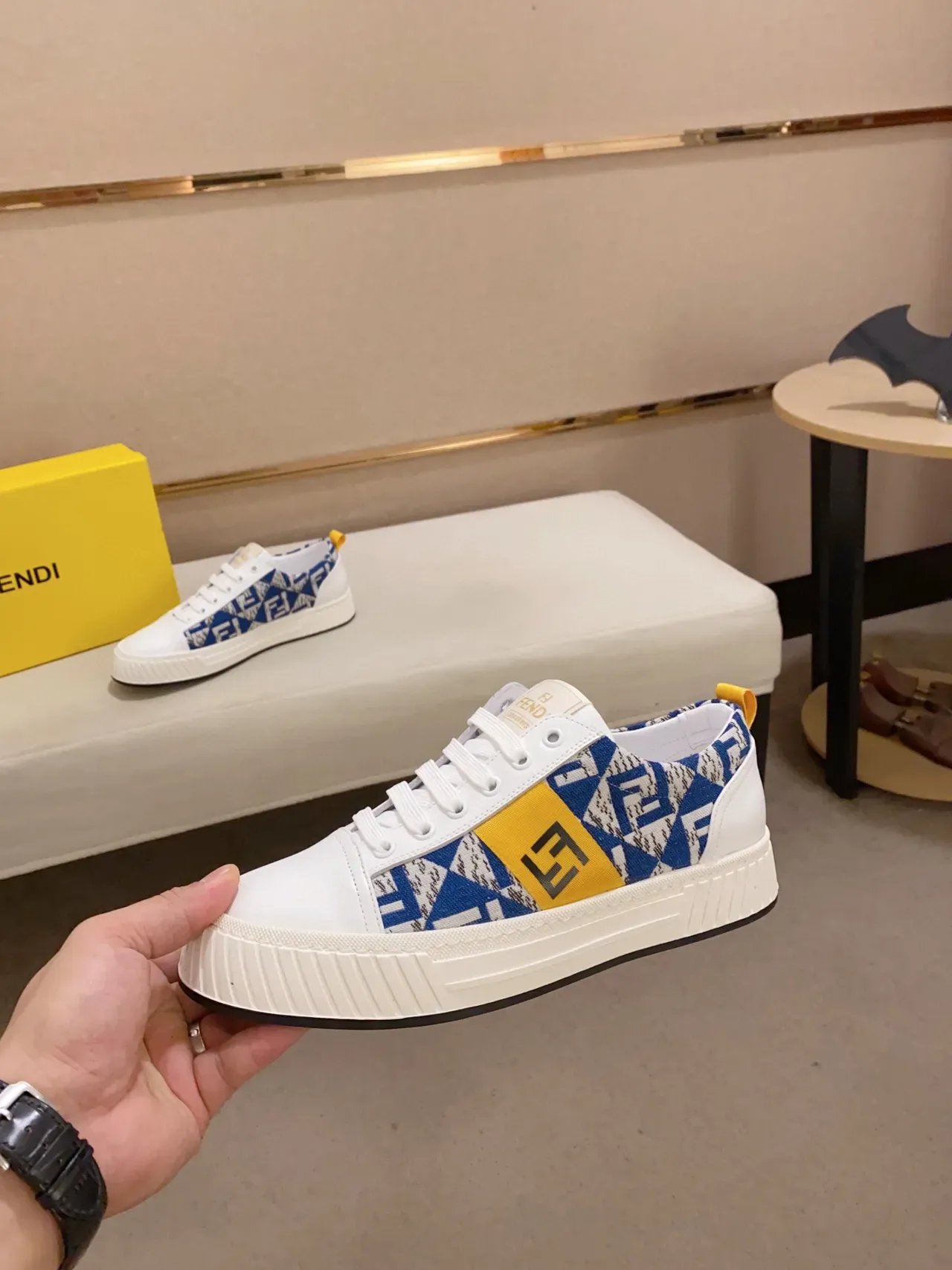 Fendi 白色蓝色低帮平台鞋底生活方式运动鞋 9