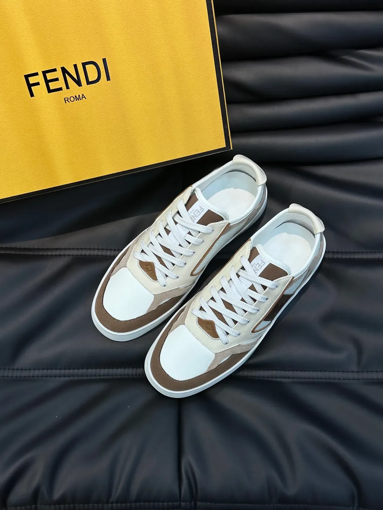 Fendi Sneakers Lifestyle Blancs et Bruns en Matériau Mixte avec Panneaux de Maille Perforés 2