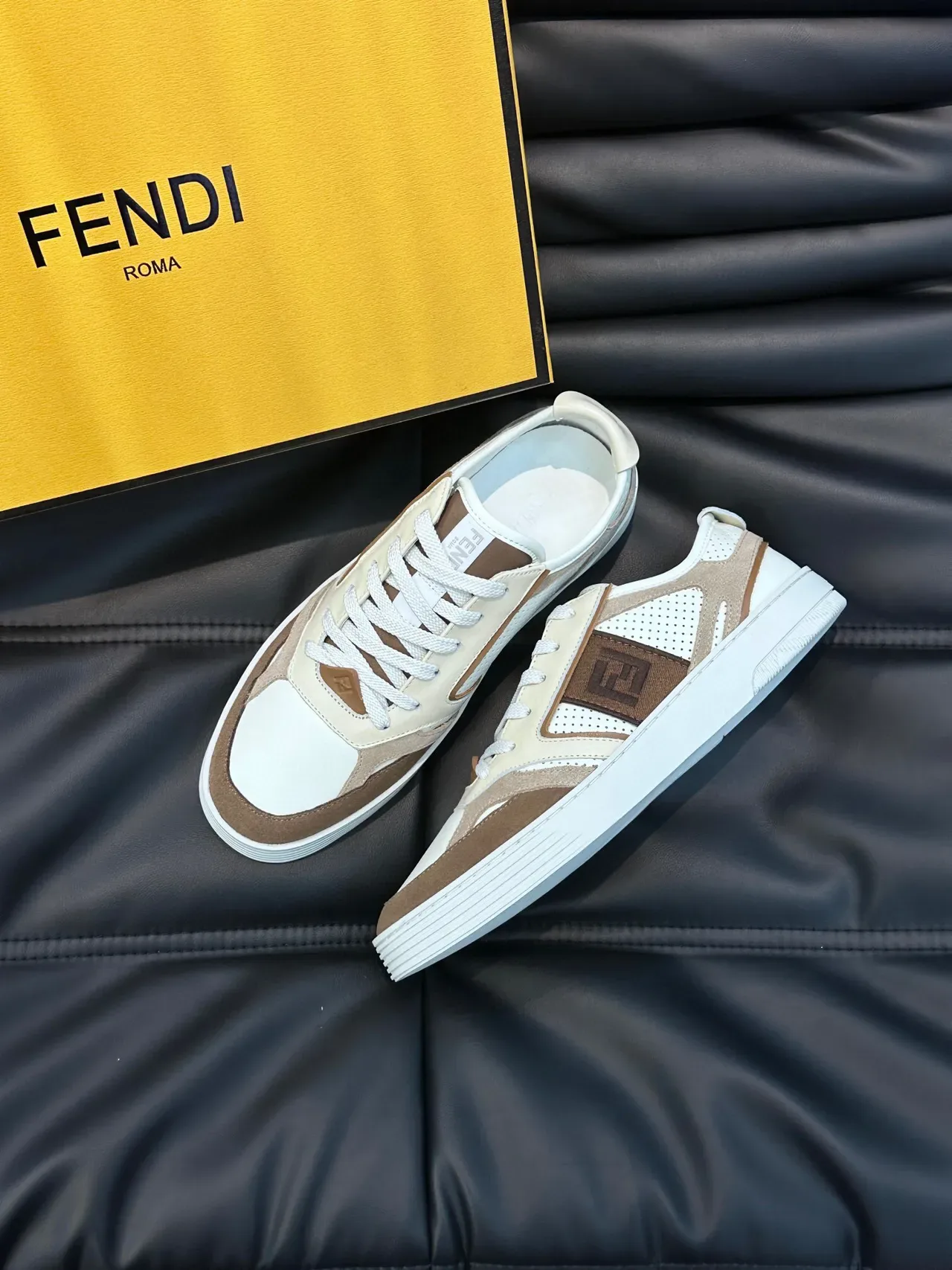 Fendi Sneakers Lifestyle Blancs et Bruns en Matériau Mixte avec Panneaux de Maille Perforés 3