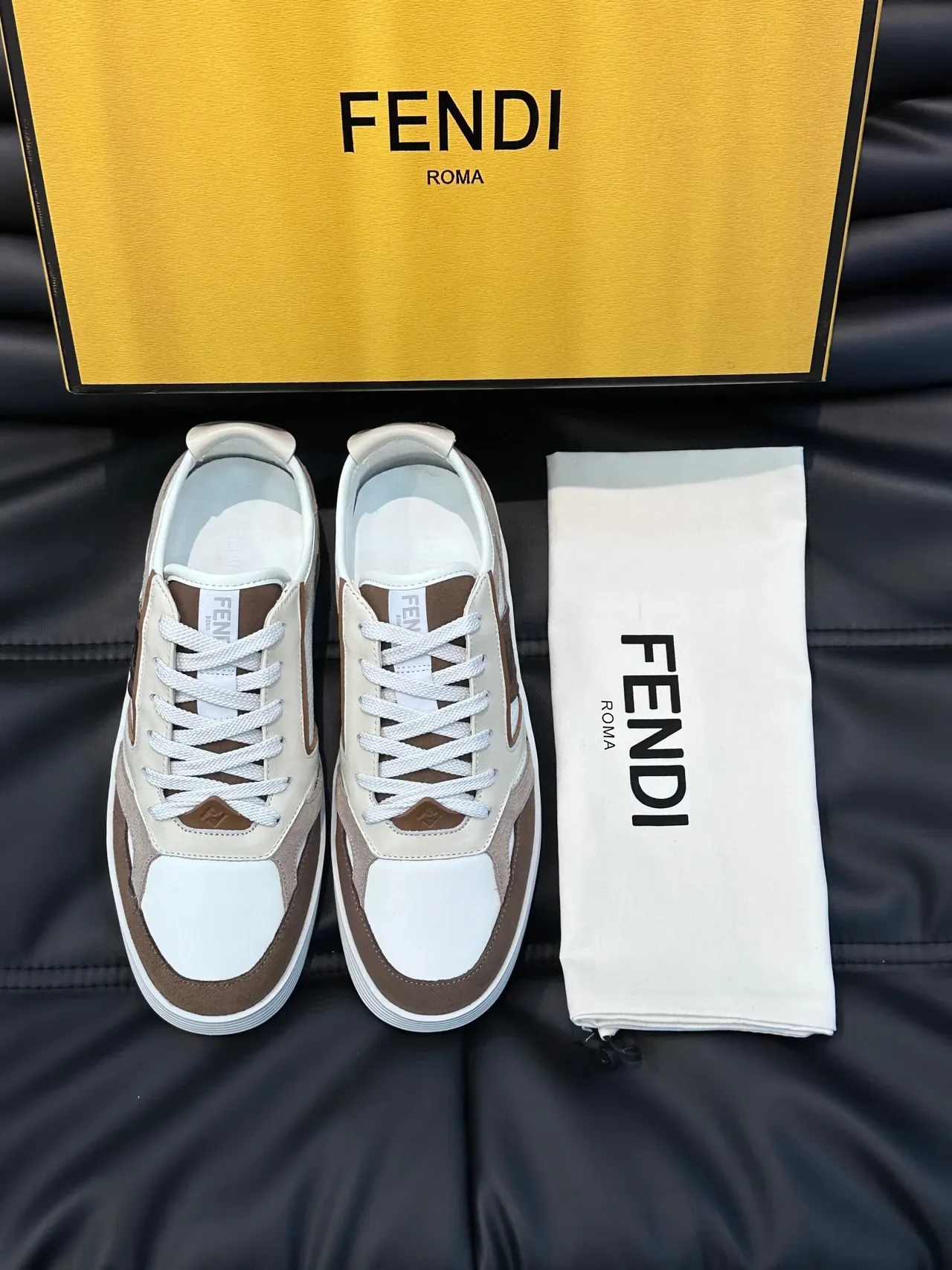 Fendi Sneakers Lifestyle Blancs et Bruns en Matériau Mixte avec Panneaux de Maille Perforés 4