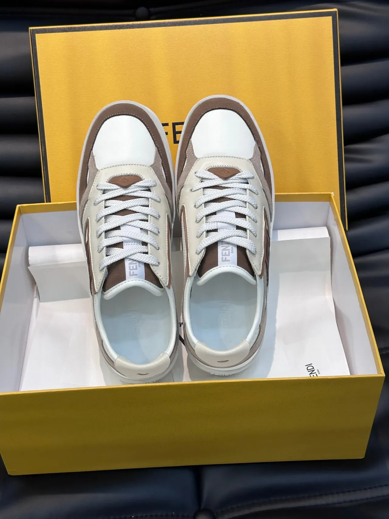 Fendi Sneakers Lifestyle Blancs et Bruns en Matériau Mixte avec Panneaux de Maille Perforés 5