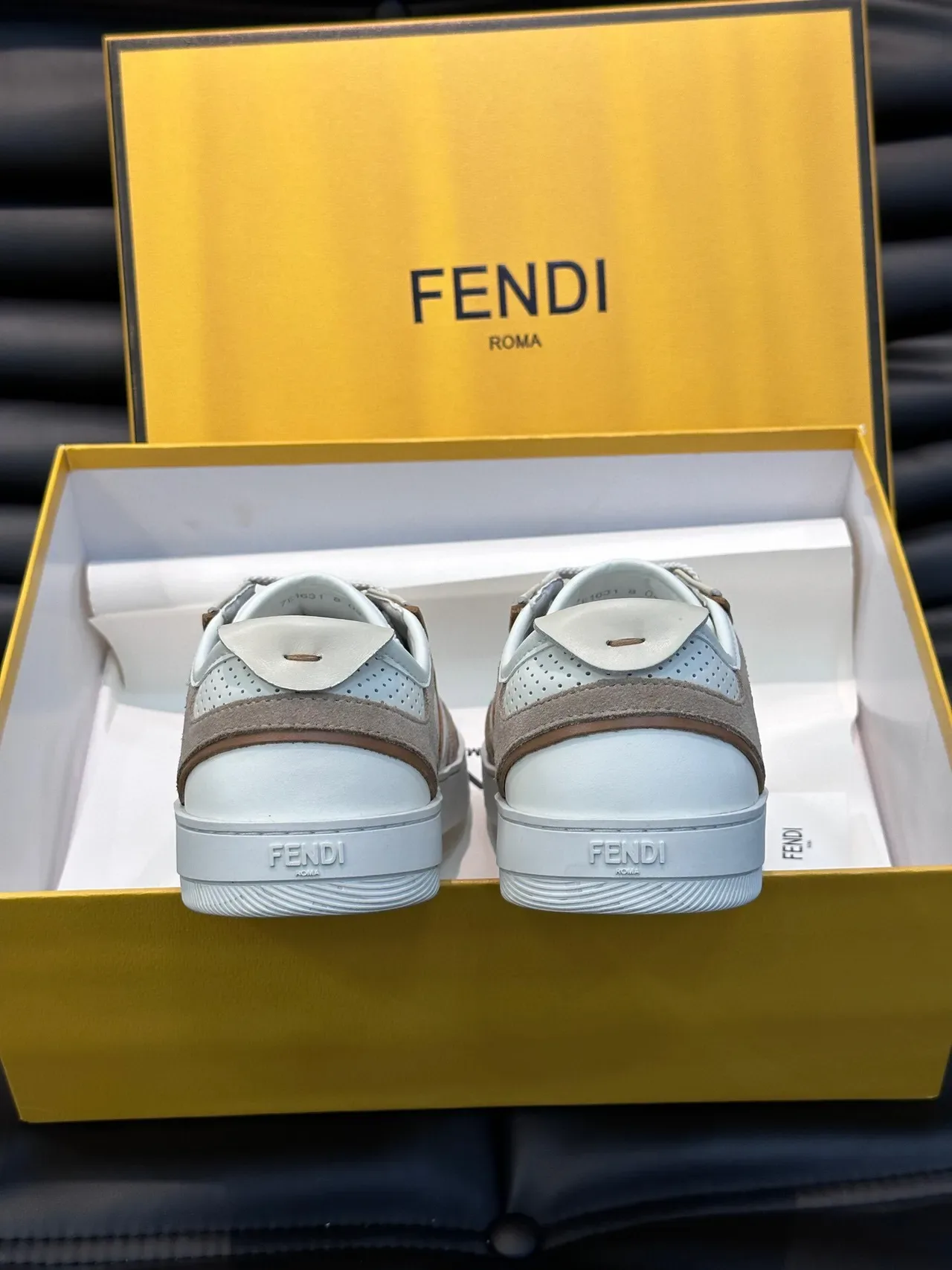 Fendi Sneakers Lifestyle Blancs et Bruns en Matériau Mixte avec Panneaux de Maille Perforés 6