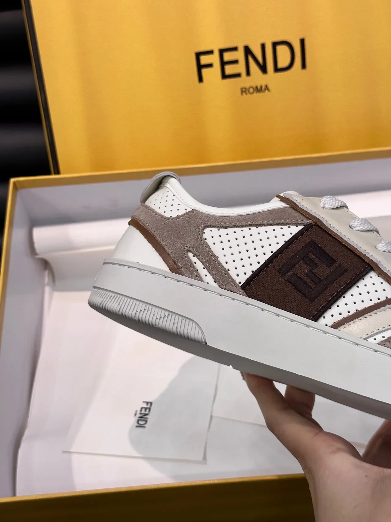Fendi Sneakers Lifestyle Blancs et Bruns en Matériau Mixte avec Panneaux de Maille Perforés 7