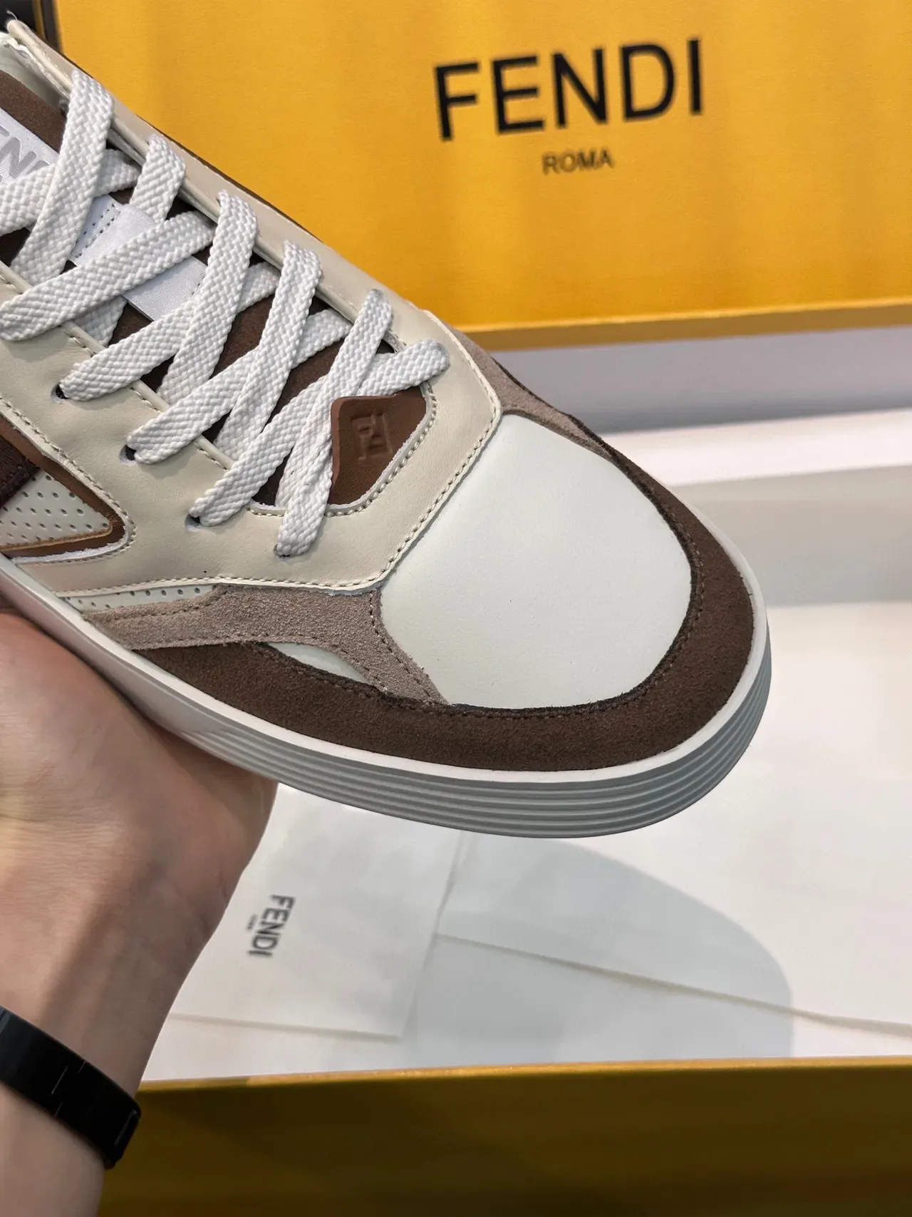 Fendi Sneakers Lifestyle Blancs et Bruns en Matériau Mixte avec Panneaux de Maille Perforés 8