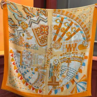 Écharpe de soie à imprimé géométrique abstrait en orange avec franges