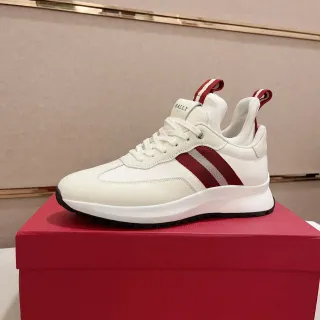 Bally أحذية رياضية بيضاء حمراء من الجلد مع شريط جانبي ثنائي اللون