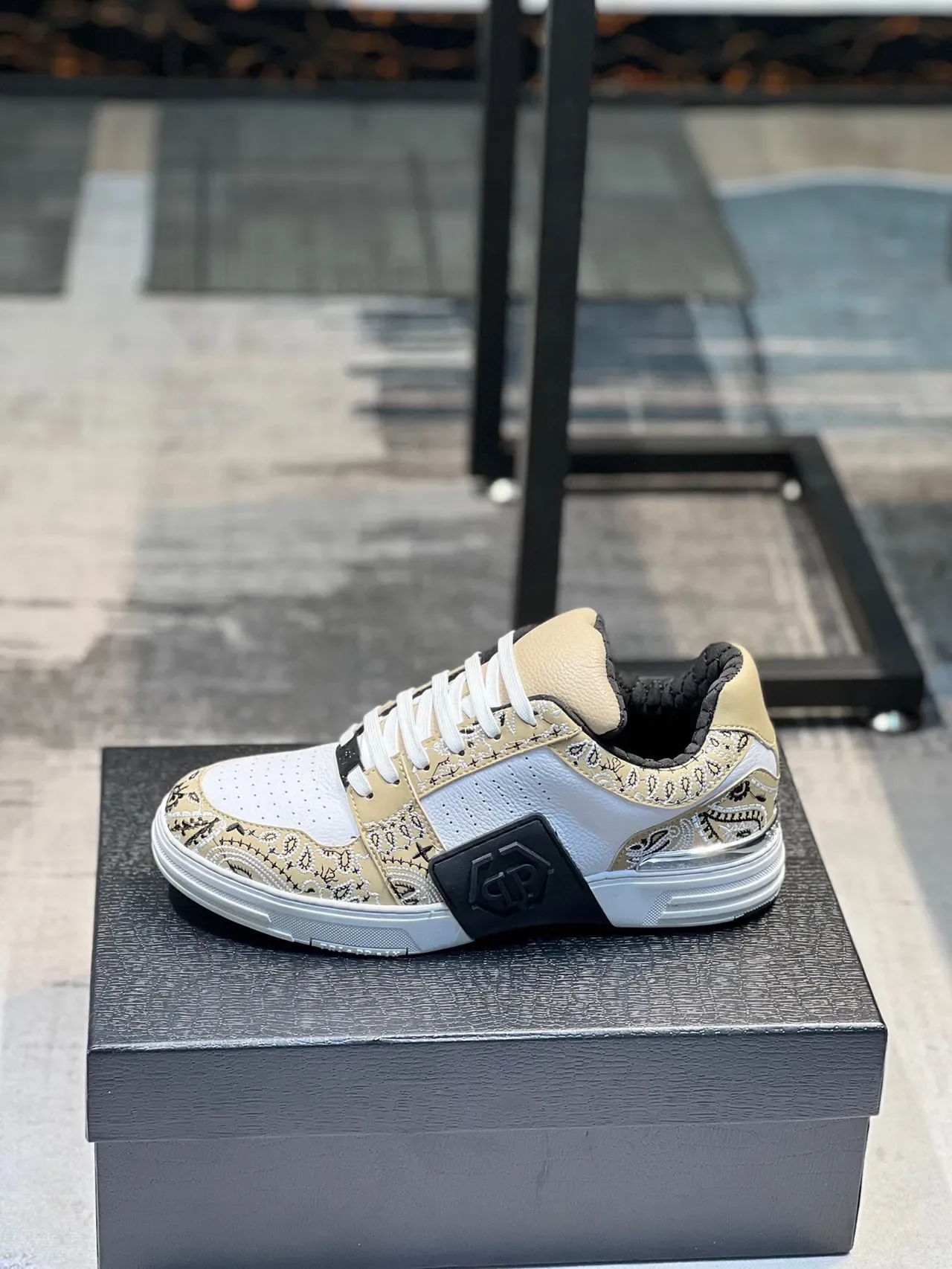 Sneakers lifestyle beige et blanc avec détail brodé paisley 2